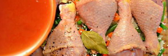 куриные голени, запеченные с рисом и овощами