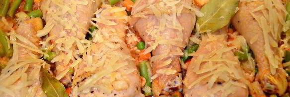 куриные голени, запеченные с рисом и овощами