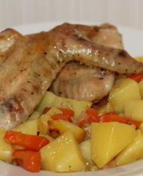 Куриные крылышки с картошкой в рукаве