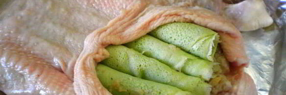 курица, фаршированная блинами с изюмом