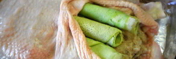 курица, фаршированная блинами с изюмом