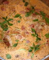 Курица, тушенная в томатно-сливочном соусе