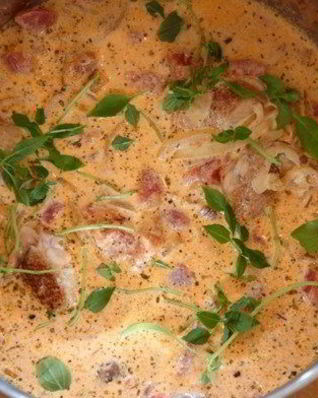 Курица, тушенная в томатно-сливочном соусе