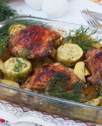 Курица, запеченная с кабачками и картофелем