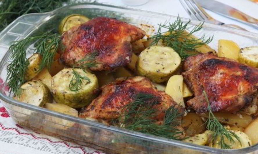 Рецепт курицы, запеченной с кабачками и картофелем