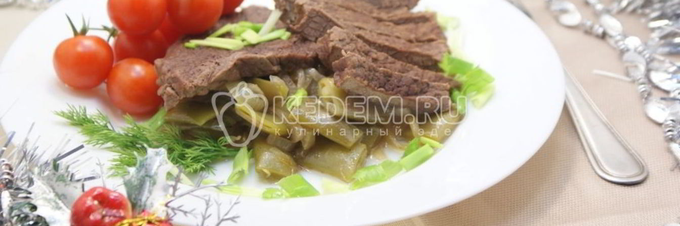 Отбивные из говядины томленые с луком и фасолью