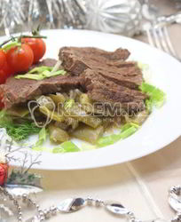 Отбивные из говядины томленые с луком и фасолью