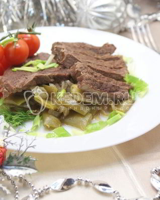Отбивные из говядины томленые с луком и фасолью
