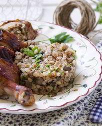 Сочная курица с зеленой гречкой и лесными грибами