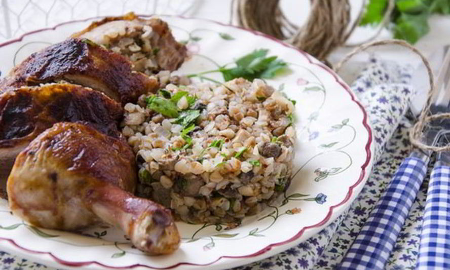 Рецепт сочной курицы с зеленой гречкой и лесными грибами