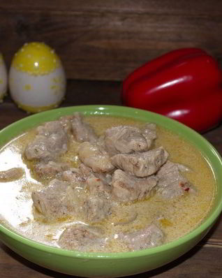 Свинина кусочками в соусе