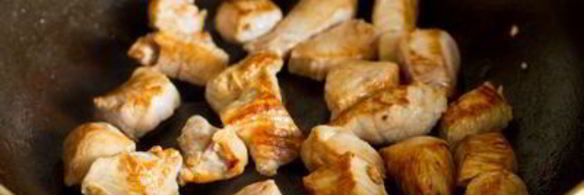 свинина с грибами, тушенная в сметане