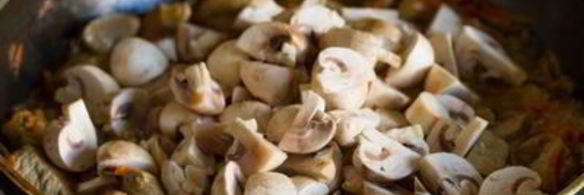 свинина с грибами, тушенная в сметане