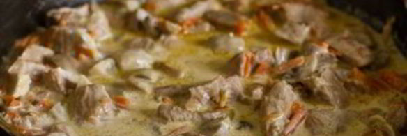 свинина с грибами, тушенная в сметане