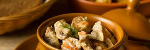 свинина с грибами, тушенная в сметане