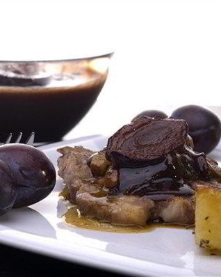 Свинина с шоколадом, черносливом, изюмом и корицей