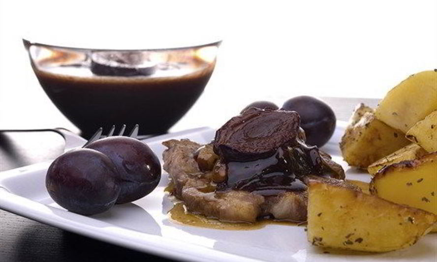 Рецепт свинины с шоколадом, черносливом, изюмом и корицей