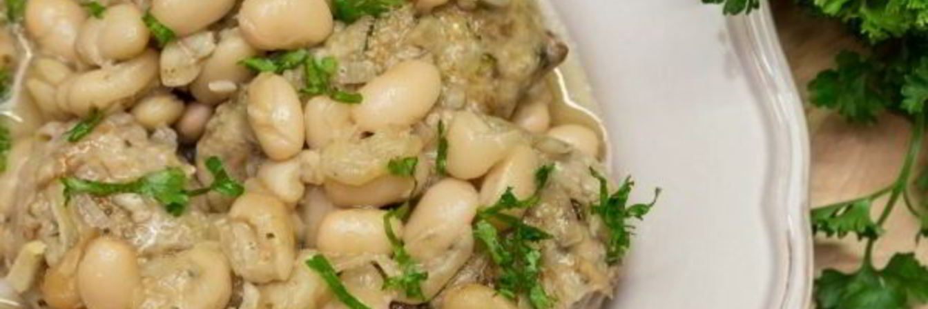 Свиные колбаски с фасолью