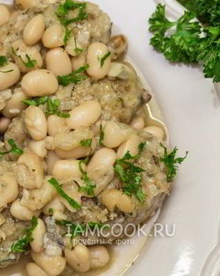 Свиные колбаски с фасолью