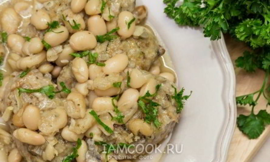 Рецепт свиных колбасок с фасолью