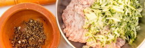 свиные колбаски с фасолью