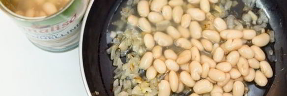 свиные колбаски с фасолью