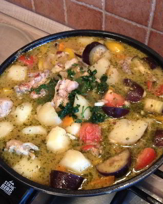 Тушеная курица с картофелем и баклажанами