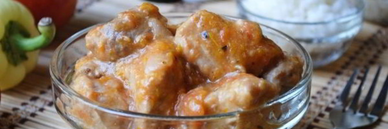 Тушеная свинина с помидорами