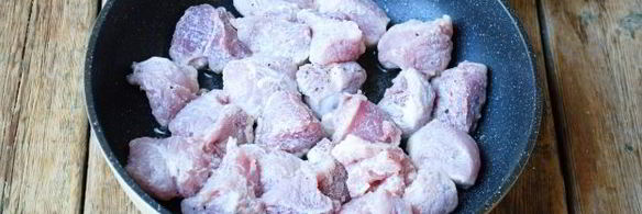 тушеная свинина с помидорами