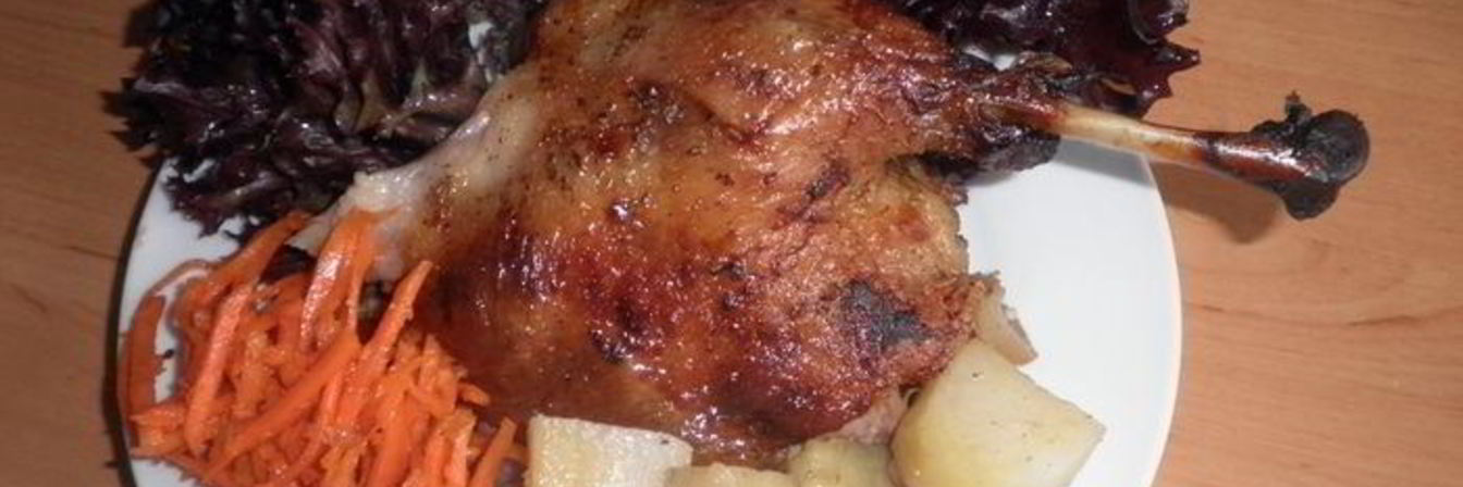 Утка запеченая с яблоками и грушами