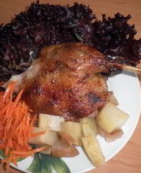 Утка запеченая с яблоками и грушами