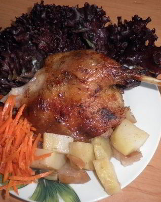 Утка запеченая с яблоками и грушами