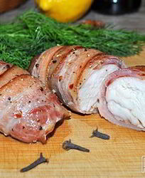 Запеченное куриное филе в беконе