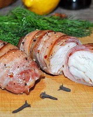 Запеченное куриное филе в беконе