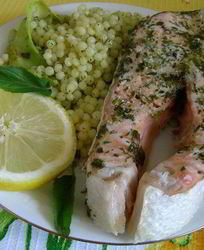 Запеченный лосось с травами и кускусом