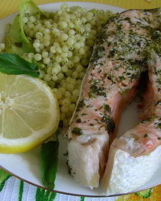 Запеченный лосось с травами и кускусом