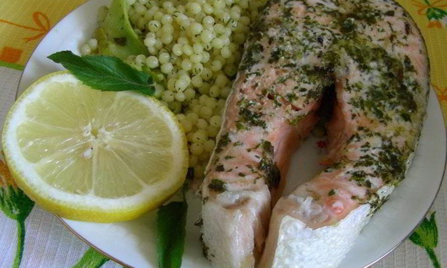 Рецепт запеченного лосося с травами и кускусом