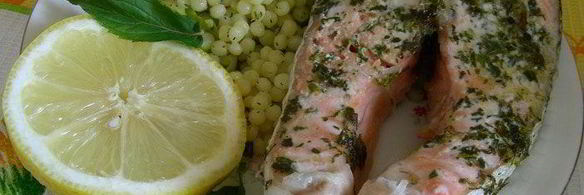 запеченный лосось с травами и кускусом