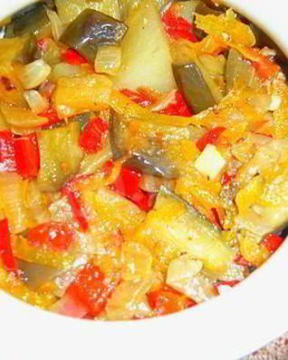 Баклажаны в горшочках в духовке с овощами