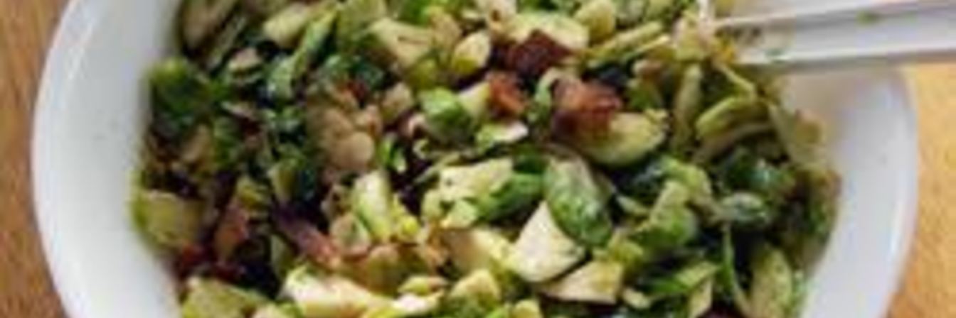 Брюссельская капуста с беконом и кедровыми орешками