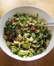 Брюссельская капуста с беконом и кедровыми орешками