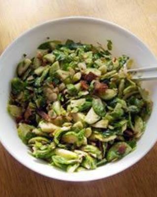 Брюссельская капуста с беконом и кедровыми орешками