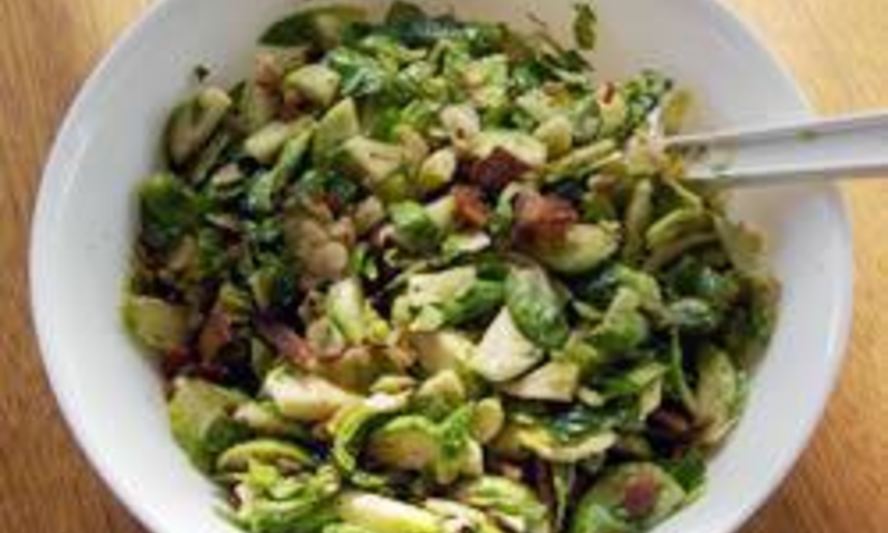 Рецепт брюссельской капусты с беконом и кедровыми орешками