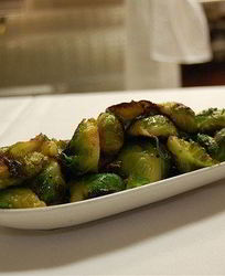 Брюссельская капуста с соусом из черных бобов