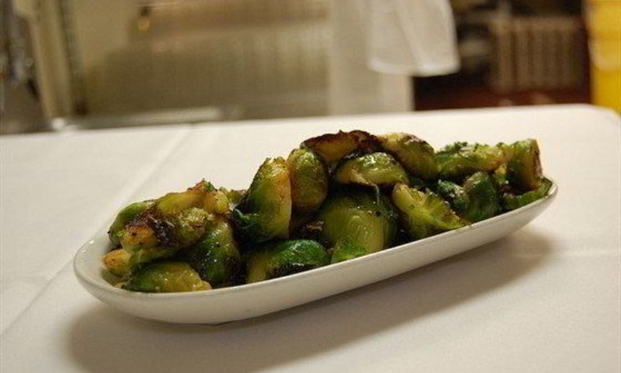 Рецепт брюссельской капусты с соусом из черных бобов