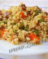 Булгур с овощами и тушеным мясом