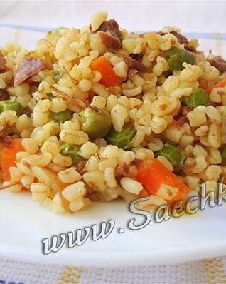 Булгур с овощами и тушеным мясом