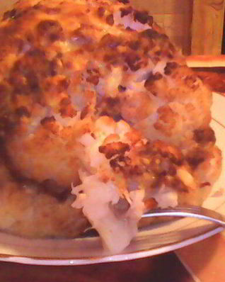 Фаршированная цветная капуста, запеченная под брынзой