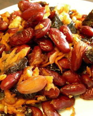 Фасоль с морковью, черносливом и грецкими орехами