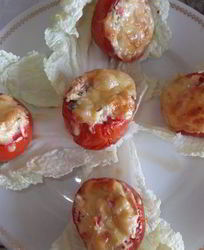 Горшочки из помидоров, фаршированные куриной грудкой